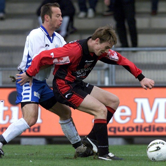 Football LNA lors de la rencontre entre Neuchatel Xamax et le FC Zurich, ce dimanche 26 novembre 2000, au stade de la Maladiere de Neuchatel. A gauche le Zurichois Frederic Chassot est confronte au Ne ...