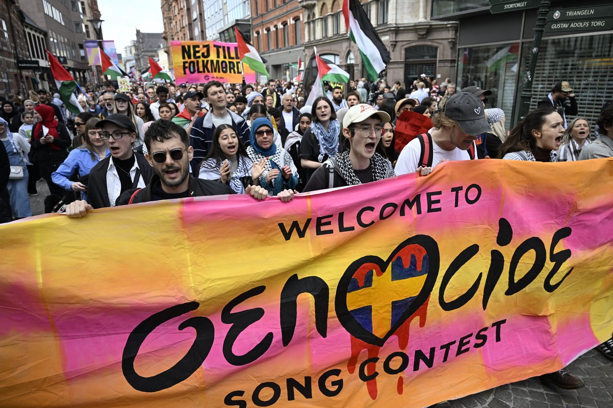 epa11333105 Protesters attend a rally against the participation of Israel in the Eurovision song contest, in Malmo, Sweden, 11 May 2024. Protesters call for Israel?s expulsion from the singing contest ...