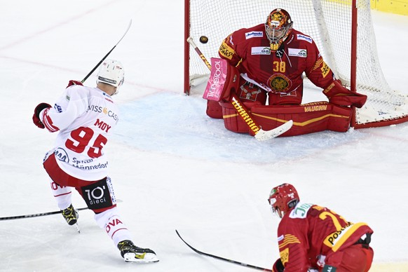 Tigers Goalie Stephane Charlin, geschlagen von Rapperswils Tyler Moy, links zum 2:4 waehrend dem Qualifikations-Spiel der National League, zwischen den SCL Tigers und den Rapperswil-Jona Lakers, am So ...