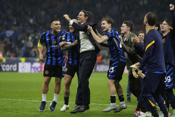 Inter Milan's head coach Simone Inzaghi celebrates with his players at the end of the Champions League semifinal second leg soccer match between Inter Milan and Barcelona at San Siro stadium in M ...