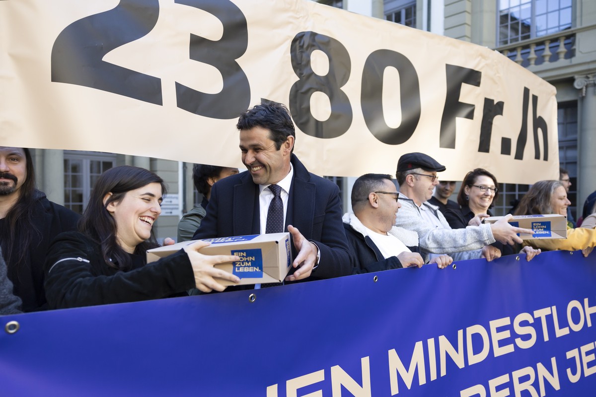 Matthias Aebischer, Nationalrat SP-BE, Mitte, reicht eine Schachtel mit den Unterschriften weiter, bei der Einreichung der Berner Mindestlohninitiative, am Montag, 28. Oktober 2024 beim Erlacherhof in ...