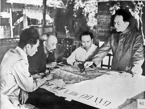 Ho Chi Minh (2.v.l.) und General Giap (r.) diskutieren mit anderen Viet-Minh-Spitzen den Angriffsplan auf Dien Bien Phu.
