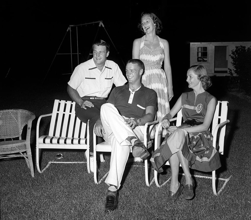 Two couples enjoy some leisure time in a Southern California backyard in mid-century America. (Photo by Kirn Vintage Stock/Corbis via Getty Images)