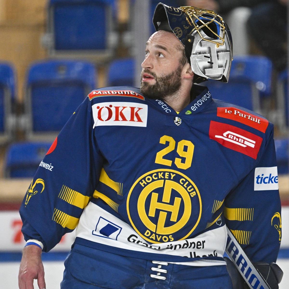 Der Davoser Torhueter Sandro Aeschlimann schaut in Richtung der Spieluhr, im Eishockey-Qualifikationsspiel der National League (NL) zwischen dem HC Davos und den SCL Tigers, am Mittwoch, 18. Dezember  ...