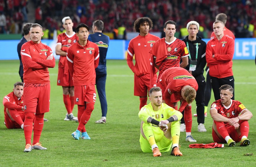 FUSSBALL DFB POKAL FINALE SAISON 2021/2022 IN BERLIN SC Freiburg - RB Leipzig 21.05.2022 Enttaeuschung SC Freiburg Jonathan Schmid, Wooyeong Jeong, Torwart Mark Flekken v.li. nach dem Spiel *** FOOTBA ...