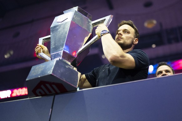 Chris Baltisberger (ZSC) mit dem CHL Pokal an der Meisterfeier der ZSC Lions nach dem gewinn des 11. Meistertitels, am Samstag 26. April 2025 in der Swiss Life Arena in Zuerich. (KEYSTONE/Til Buergy)