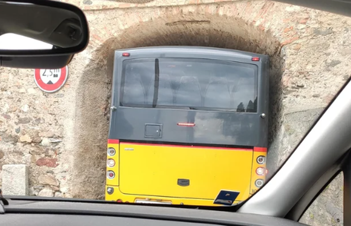 Schweizer Postauto quetscht sich durch Tunnel