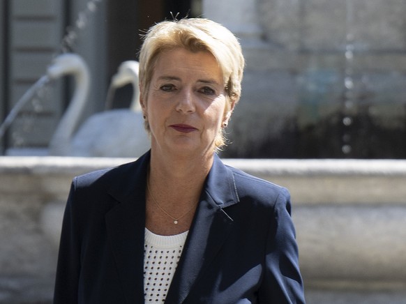 Bundespraesidentin Karin Keller-Sutter, rechts, und Bundesrat Guy Parmelin, links, erscheinen mit Urs Wiedmer, Kommunikation WBF, zu einer Medienkonferenz ueber die Handelsbeziehungen mit den USA, am  ...
