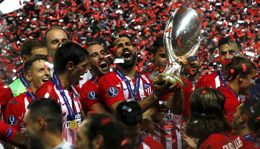 epa06951899 Players of Real Atletico celebrate with the trophy after winning 4-2 the UEFA Super Cup match Real Atletico vs Real Madrid at the Lillekula Stadium in Tallinn, Estonia, 15 August 2018. EPA ...