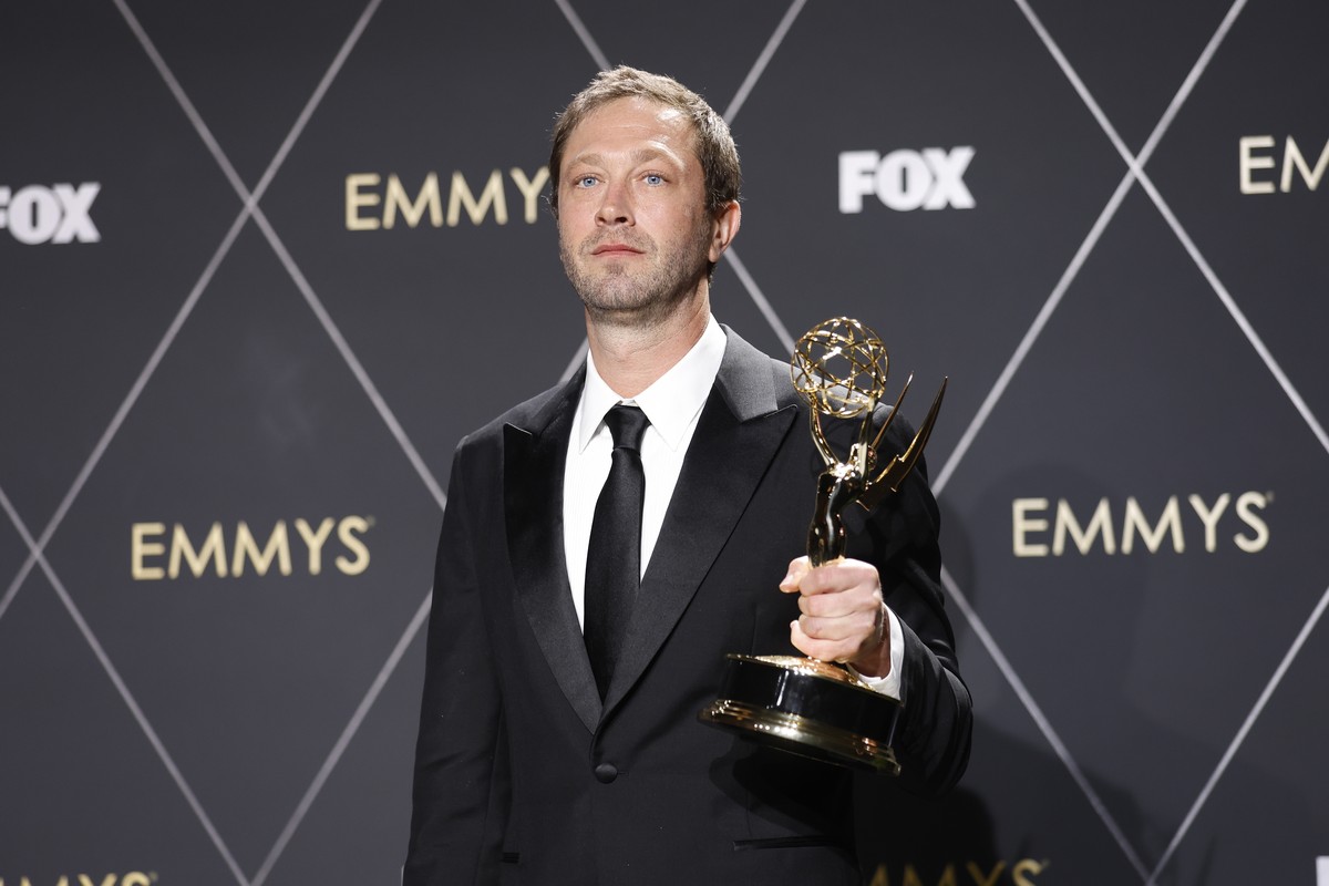 epa11081006 Ebon Moss-Bachrach, winner of the Outstanding Supporting Actor in a Comedy Series award in 'The Bear', poses in the press room during the 75th annual Primetime Emmy Awards ceremo ...