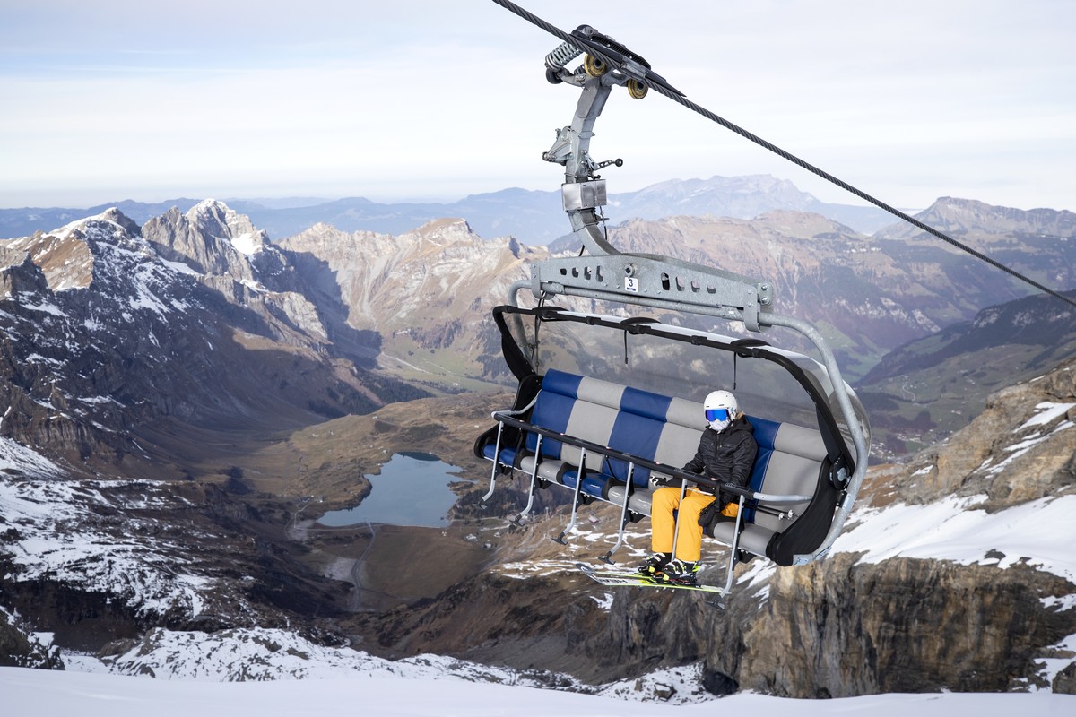 ARCHIVBILD ZUR MELDUNG, DASS ES KEINE GENERELLE ZERTIFIKATSPFLICHT IN SKIGEBIETEN GEBEN WIRD, AM DIENSTAG, 19. OKTOBER 2021 - Ein Skifahrer mit Atemschutzmaske faehrt mit dem Sessellift "Ice Flye ...