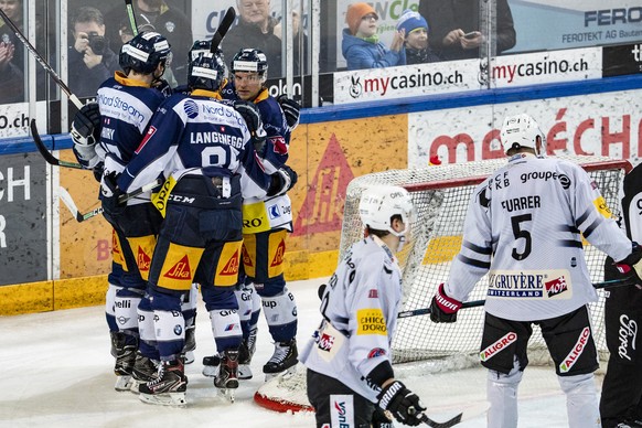 Jubel bei den Spielern des EV Zug beim Eishockey Meisterschaftsspiel der National League zwischen dem EV Zug und Firbourg-Gotteron, am Samstag, 15. Februar 2020, in der Bossard Arena in Zug. (KEYSTONE ...