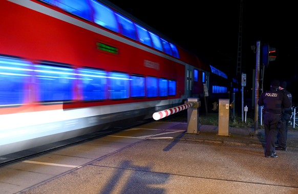 25.01.2023, Schleswig-Holstein, Brokstedt: Der Regionalzug verl