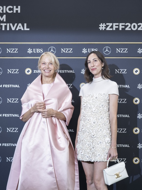 epa11642558 A atriz canadense-americana Pamela Anderson (L) posa no tapete verde com a diretora de cinema norte-americana Gia Coppola (R) antes da exibição de seu filme 'The Last Showgirl' no dia 20 ...