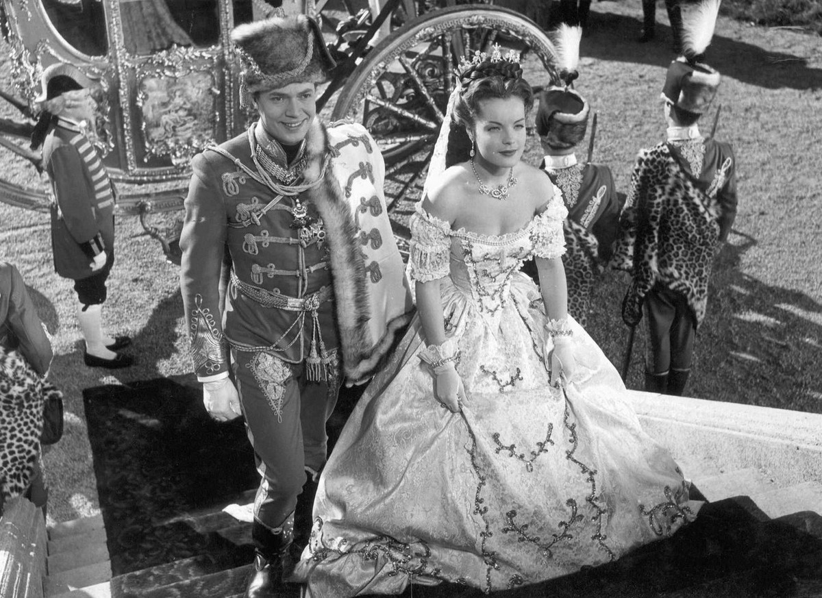 Romy Schneider und Karlheinz Boehm in dem Ernst-Marischka-Farbfilm "Sissi, die junge Kaiserin" (undatiertes Standbild). (KEYSTONE/Str) === ===
