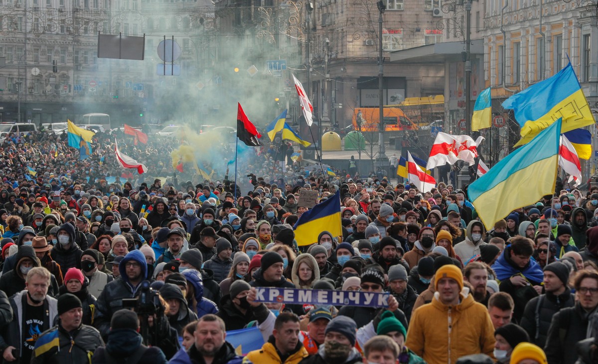 epa09749983 Ukrainians attend the Unity March for Ukraine in downtown Kiev, Ukraine, 12 February 2021 amid tensions on the Ukraine-Russia border. EPA/SERGEY DOLZHENKO