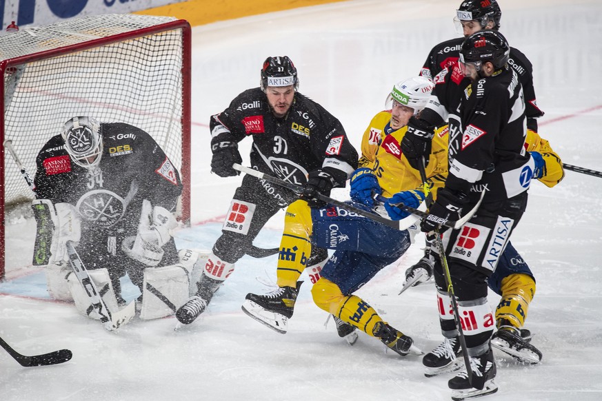From left, Lugano&#039;s player Elia Riva and Davos ? player Chris Egli, during the preliminary round game of National League 2021/22 between HC Lugano against HC Davos at the ice stadium Corner Arren ...
