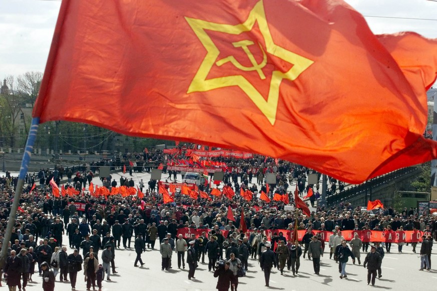 Kommunisten marschieren in Moskau am Tag der Arbeit im Jahr 2000 auf.