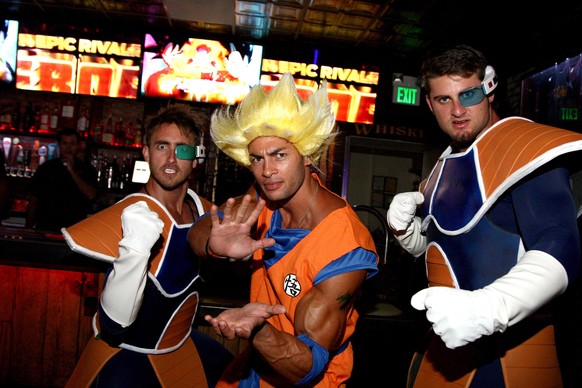 Party, Shopping und Autoshows – endlich mal wieder die Muskeln spielen lassen. SAN DIEGO, CA - JULY 09: Guests attend the Dragon Ball Z: Resurrection 'F' San Diego Comic Con opening night VIP party held at Whiskey Girl on July 9, 2015 in San Diego, California. (Photo by Tommaso Boddi/Getty Images for FUNimation Entertainment)