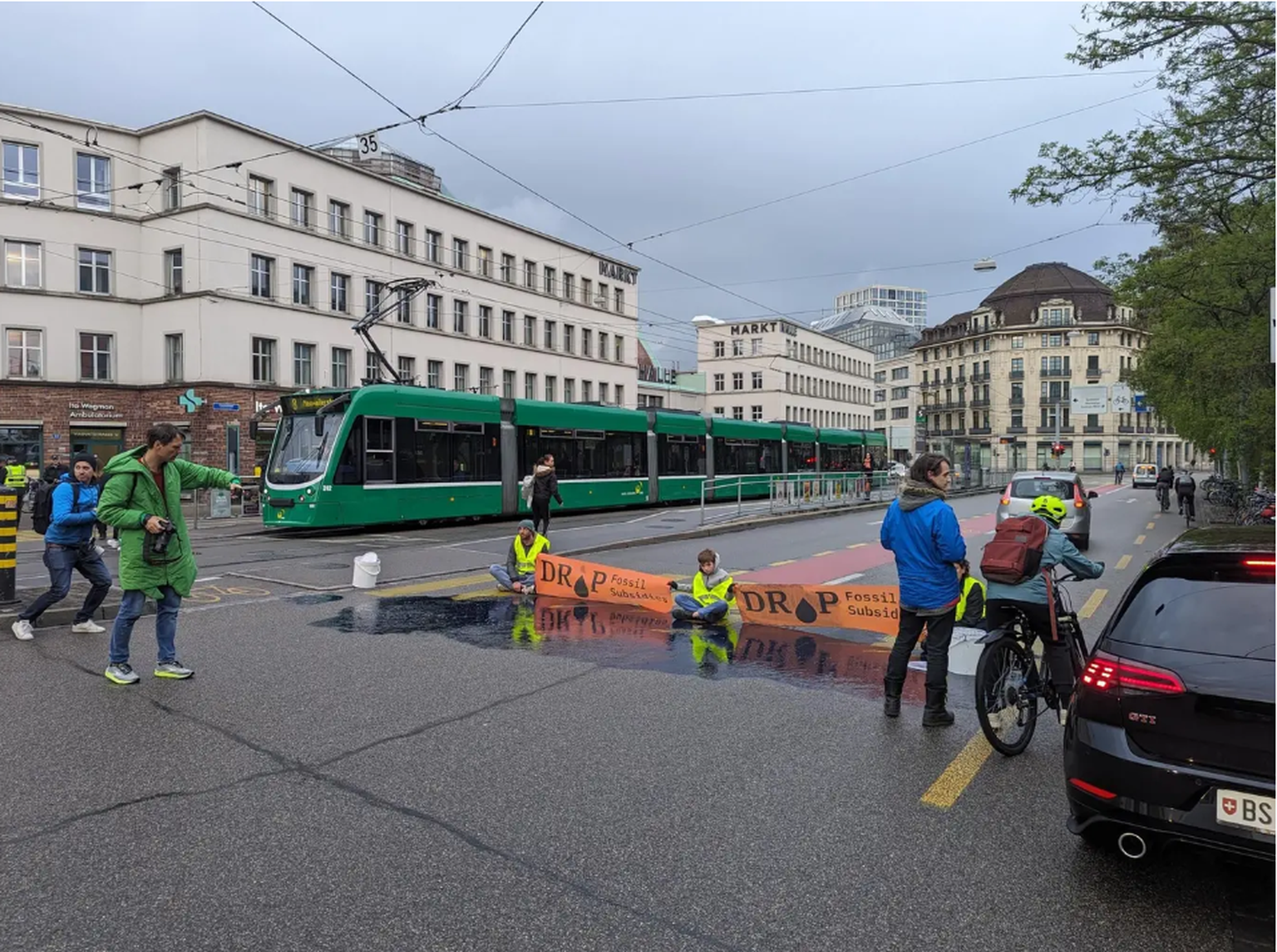 Kurz nach acht Uhr am Morgen begann die Demonstration auf der Kreuzung vor der Markthalle.