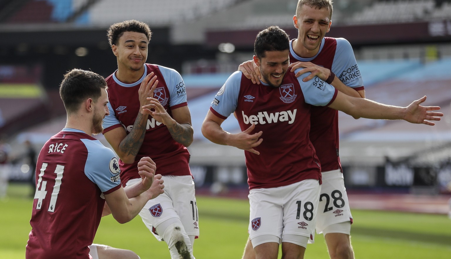 epa09027728 Jesse Lingard (2-L) of West Ham celebrates with teammates after scoring a goal during the English Premier League soccer match between West Ham United and Tottenham Hotspur in London, Brita ...