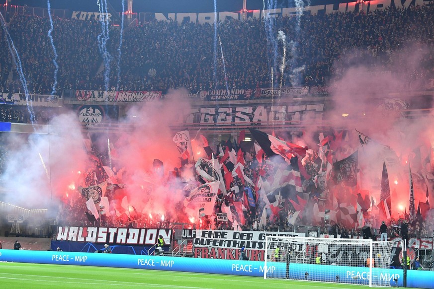 Fußball Champions League Achtelfinale Eintracht Frankfurt - SSC Neapel am 21.02.2023 im Deutsche Bank Park in Frankfurt Bengalos / Pyro / Pyrotechnik / Leuchtkörper / Rauchbomben vor dem Spiel *** Soc ...