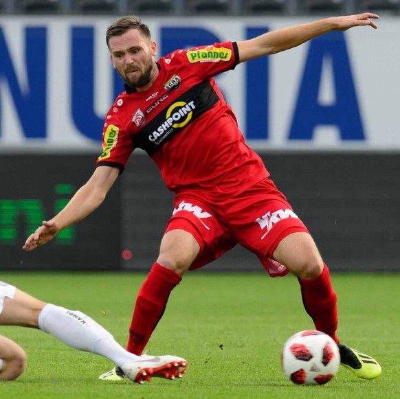 ABD0035_20181006 - ALTACH - ÖSTERREICH: Emanuel Schreiner (r./Cashpoint SCR Altach) gegen Thomas Ebner (FK Austria Wien) am Samstag, 06. Oktober 2018, anl. der tipico Bundesliga-Begegnung zwischen Cas ...