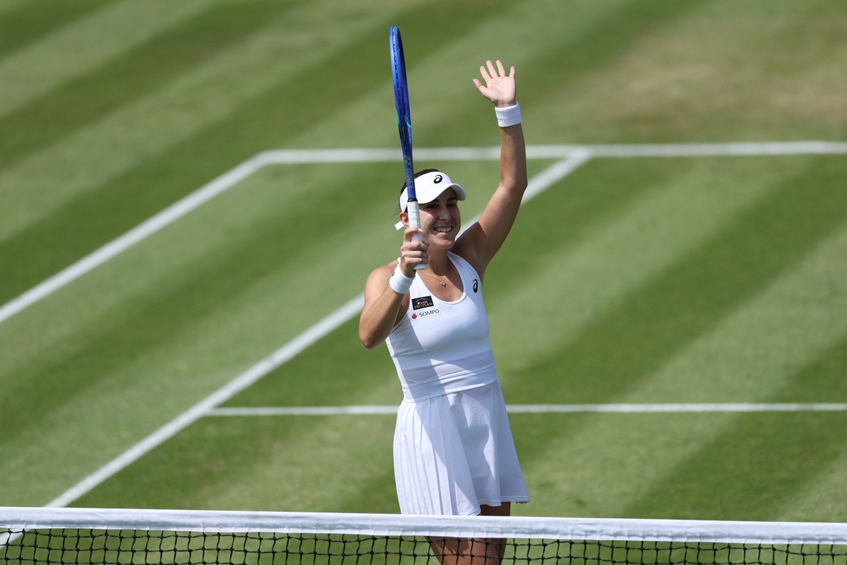 epa13083080 Belinda Bencic of Switzerland celebrates winning her Women's Singles third round match against Anna Kalinskaya at the Wimbledon Championships in London, Britain, 03 July 2026. EPA/ADA ...