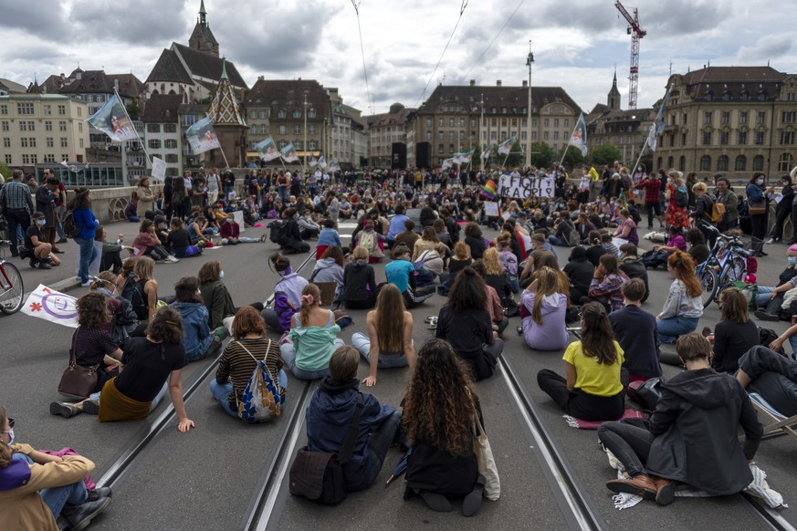 Mehrere hundert Menschen demonstrieren am Frauenstreik und blockieren dabei die Mittlere Bruecke in Basel, am Sonntag, 14. Juni 2020. Die Organisation Feministischer Streik Basel hat auf verschiedenen ...