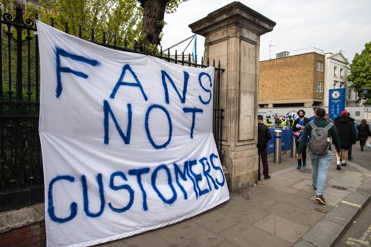 Fu�ball, FC Chelsea Fans protestieren gegen Europ�ische Super League ESL LONDON, ENGLAND - APRIL 20: fans protest against Super League before the Premier League match between Chelsea and Brighton &amp ...