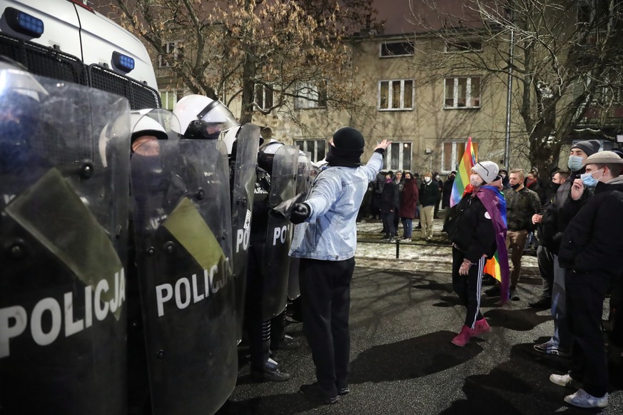 epa08974288 People take part in the &#039;Women&#039;s Strike&#039; protest against the tightening of the abortion law in Warsaw, Poland, early 30 January 2021. Poland&#039;s Constitutional Tribunal o ...