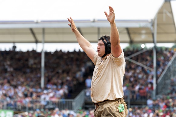 Nick Alpiger jubelt nach seinem Sieg gegen Christian Stucki im sechsten Gang am Eidgenoessischen Schwing- und Aelplerfestes ESAF in Pratteln, am Sonntag, 28. August 2022. (KEYSTONE/Urs Flueeler)