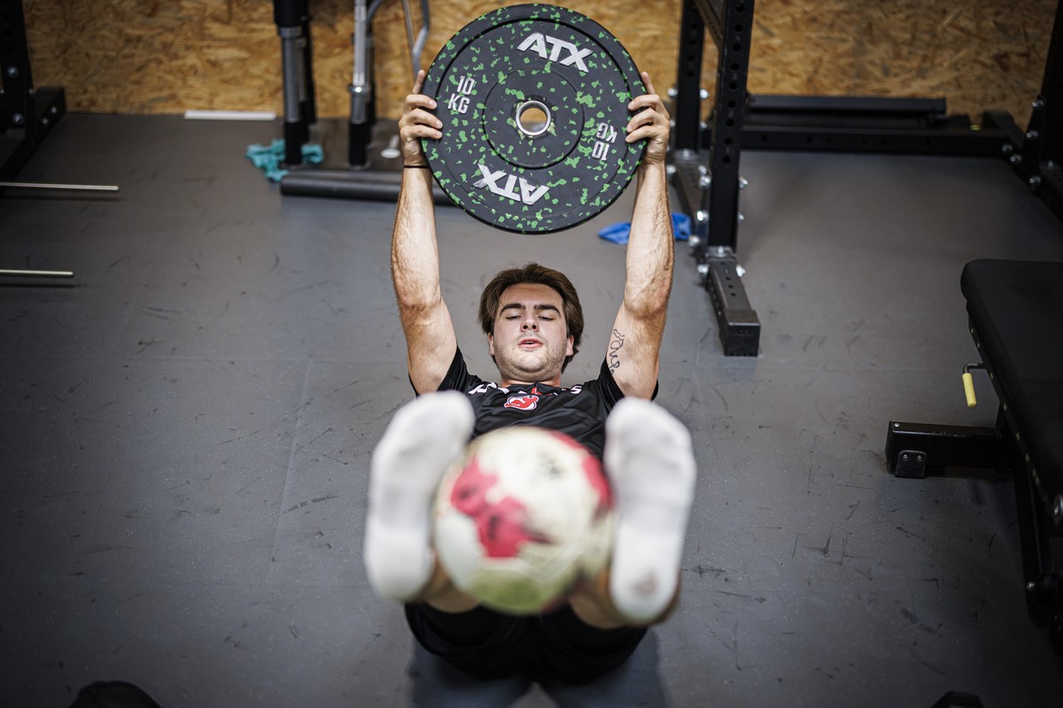 Le hockeyeur Nico Hischier, capitaine des New Jersey Devils, est photographie pendant son entrainement lors d'une rencontre avec les medias ce vendredi 25 aout 2023 au Mont-sur-Lausanne. (KEYSTON ...