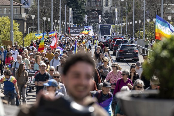 Personen nehmen Teil beim Ostermarsch unter dem Motto, wir sind viele  Widerstand gegen Krieg, Gewalt und Unterdrueckung staerken, am Ostermontag, 6. April 2026, in Bern. (KEYSTONE/Peter Schneider)