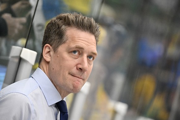 epa12945345 Sweden's head coach Sam Hallam looks on before the Beijer Hockey Games match between Sweden and Finland at Catena Arena in Angelholm, Sweden, 10 May 2026. EPA/JOHAN NILSSON SWEDEN OUT