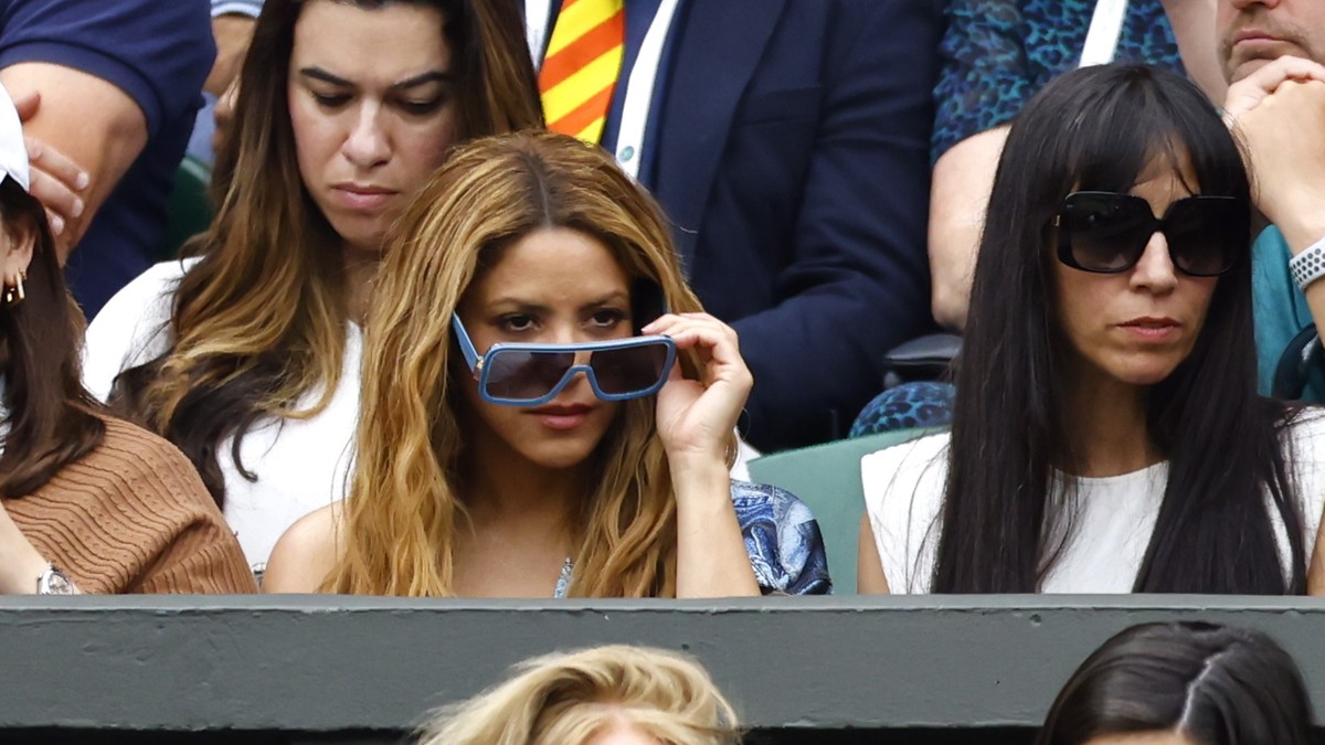 epa10746475 Colombian singer Shakira (C) attends the Men's Singles semi final match Carlos Alcaraz of Spain against Daniil Medvedev of Russia at the Wimbledon Championships, Wimbledon, Britain, 1 ...
