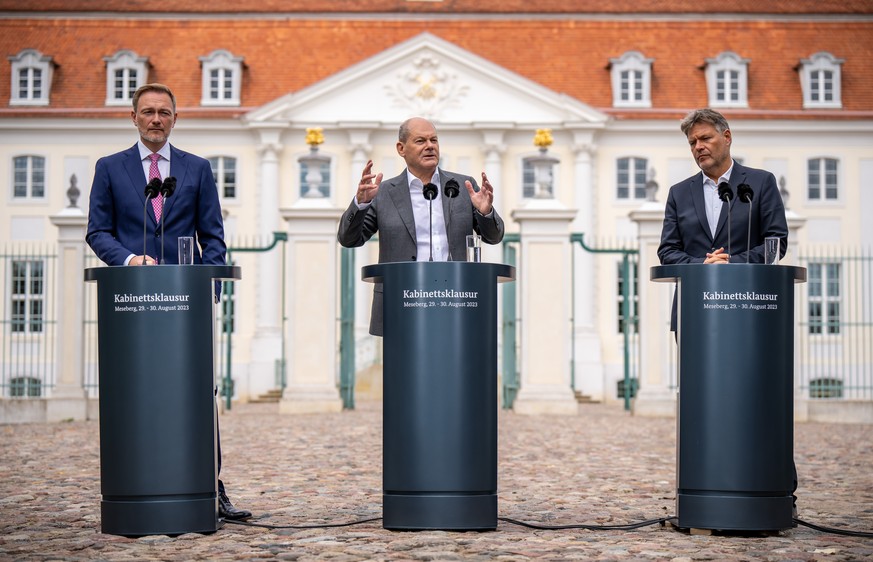 30.08.2023, Brandenburg, Meseberg: Bundeskanzler Olaf Scholz (SPD, M), Christian Lindner (FDP, l), Bundesminister der Finanzen, und Robert Habeck (B�ndnis 90/Die Gr�nen, r), Bundesminister f�r Wirtsch ...