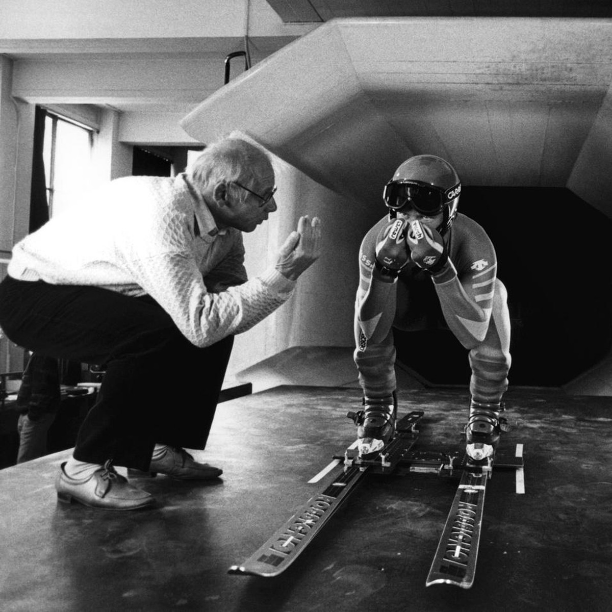 Karl Frehsner mit Skifahrer Peter Mueller im damals neuentwickelten Windkanal, der extra fuer Skifahrer entwickelt wurde, aufgenommen 30. Oktober 1986 in Emmen (LU). (KEYSTONE/Str)