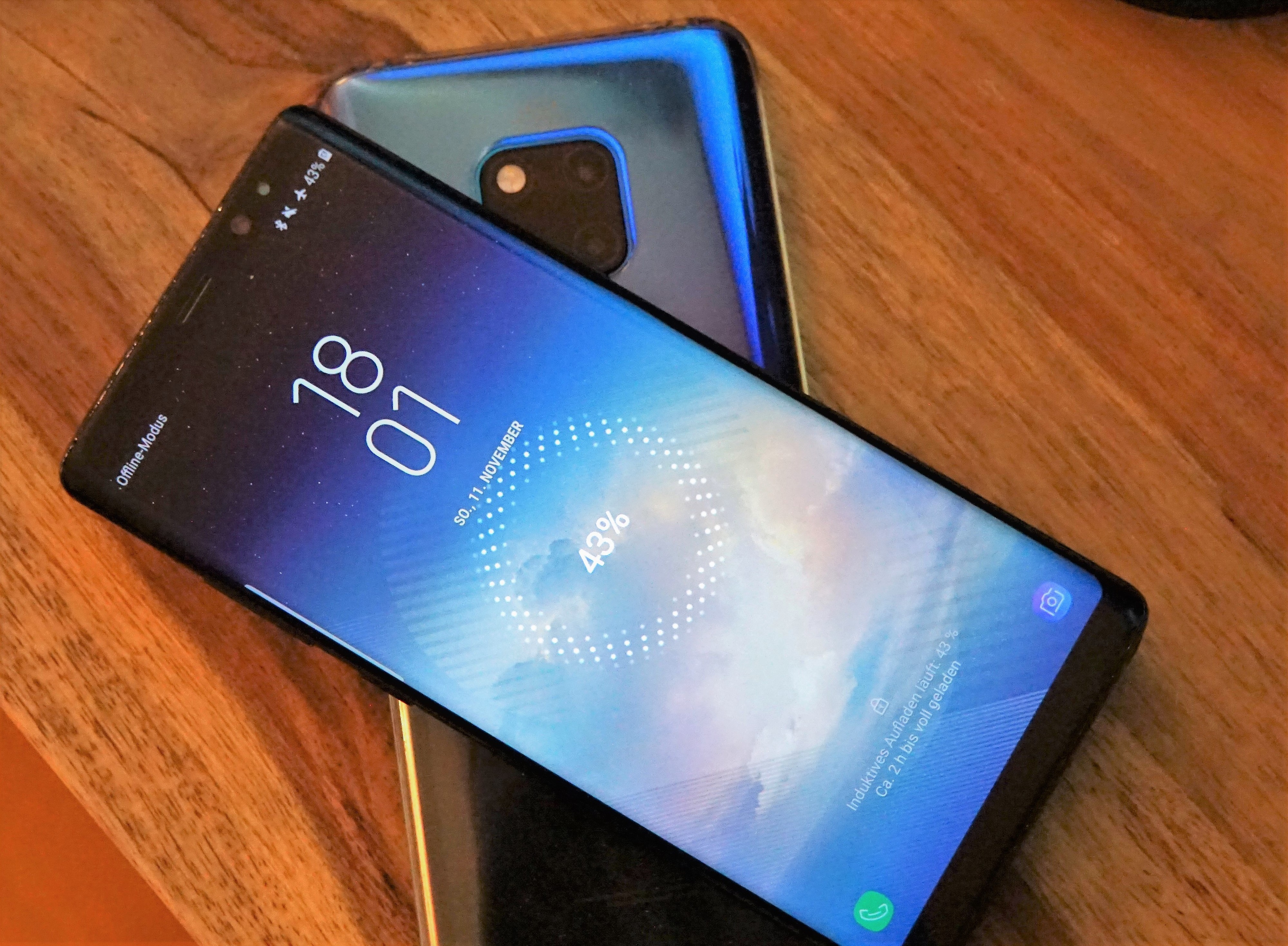 Legt man ein anderes, kabellos ladbares Gerät auf das Mate 20 Pro, gibt der Akku Energie an das zweite Gerät ab.&nbsp;