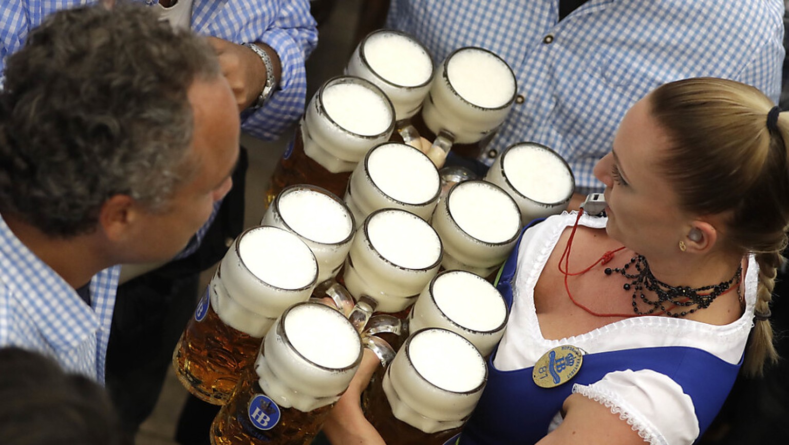 Als man Bier noch gemeinsam trinken konnte - Bierabsatz in Deutschland eingebrochen (Symbolbild)