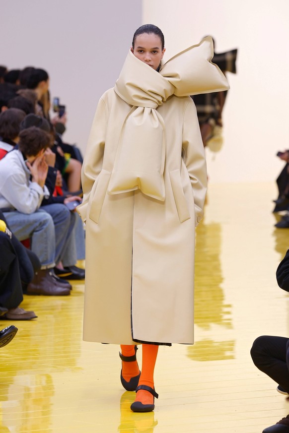 260307 -- PARIS, March 7, 2026 -- A model presents a creation from the ready-to-wear Fall/Winter 2026-2027 collections by Loewe during the Paris Fashion Week, in Paris, France, on March 6, 2026. MeetE ...