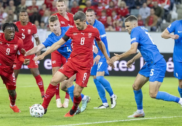 Remo Freuler, centre, from Switzerland scoors the 1:1 goal against Danijel Sturm, right, from Slovenia during the UEFA Nations League, Leaegue B, Group 1 soccer match between Switzerland and Slovenia  ...