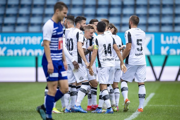 Die Spieler von Lugano feiern ein Tor beim Super League Meisterschaftsspiel zwischen dem FC Luzern und dem FC Lugano vom Sonntag, 26. September 2021 in Luzern. (KEYSTONE/Urs Flueeler)