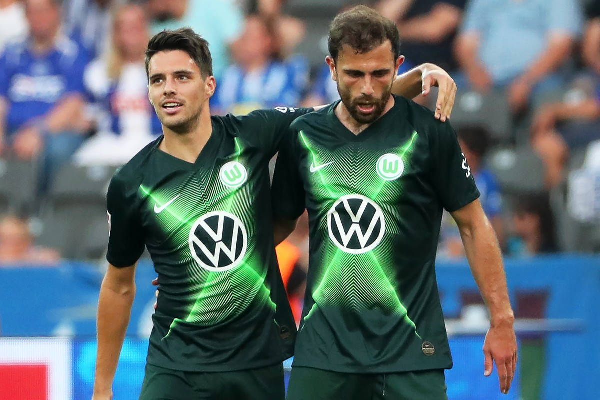 epa07793704 Wolfsburg's Josip Brekalo (L) celebrates with his teammate Admir Mehmedi (R) after scoring the 2-0 lead during the German Bundesliga soccer match between Hertha BSC and VfL Wolfsburg  ...