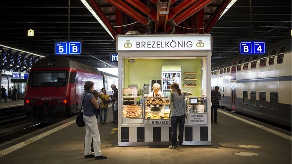 Der Brezelkoenig, ein Imbissstand auf dem Perron, aufgenommen am Donnerstag, 22. August 2013, im Bahnhof Winterthur. (KEYSTONE/Ennio Leanza)