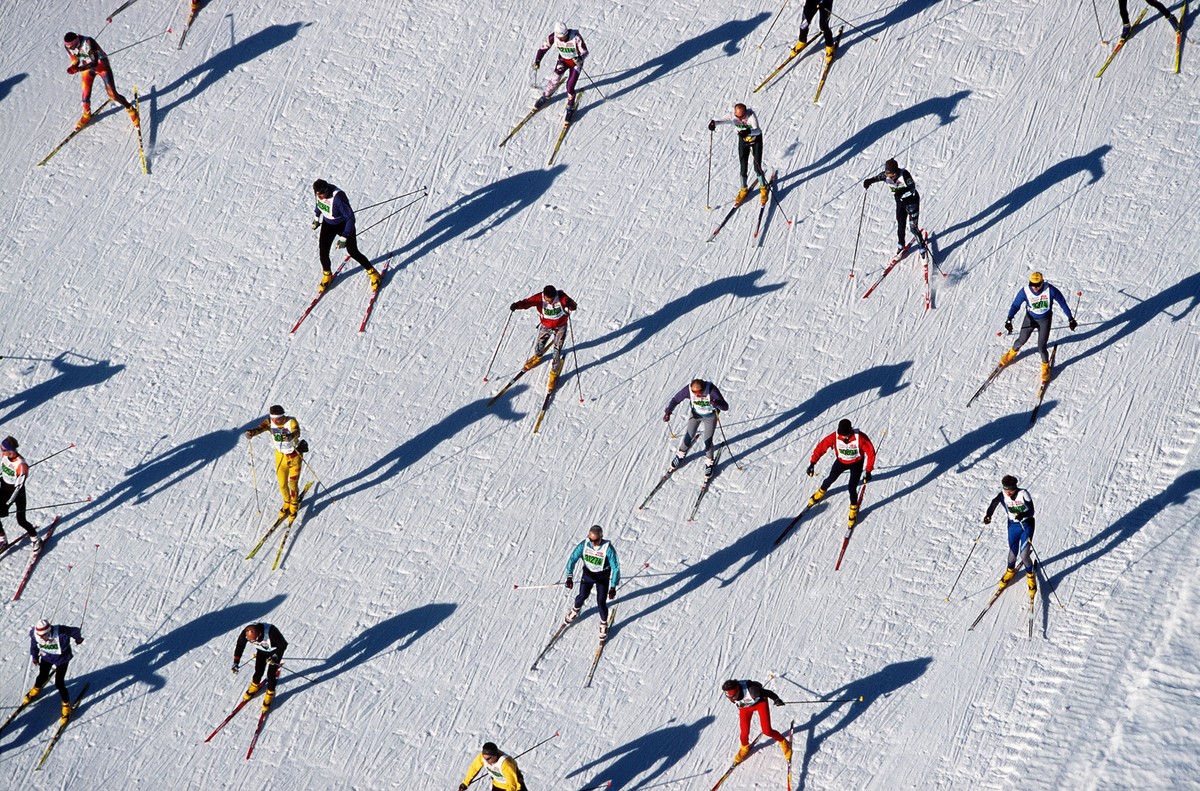 ARCHIVE --- DER ENGADIN SKIMARATHON FINDET AM 11. MAERZ ZUM 50. MAL STATT. VON EINER RANDVERANSTALTUNG WENIGER SPORTBEGEISTERTER IM JAHR 1969 ENTWICKELTE SICH DER ENGADINER ZUR GROESSTEN LANGLAUFVERAN ...
