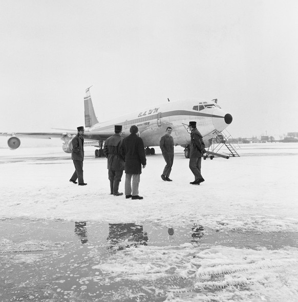 ARCHIVE --- VOR 50 JAHREN AM 18. FEBRUAR 1969 WURDE AM FLUGHAFEN ZUERICH-KLOTEN EIN EL-AL-FLUGZEUG VON VIER FATAH-ATTENTAETER BESCHOSSEN. DER COPILOT UND EINER DER TERRORISTEN KAMEN DABEI UMS LEBEN -- ...