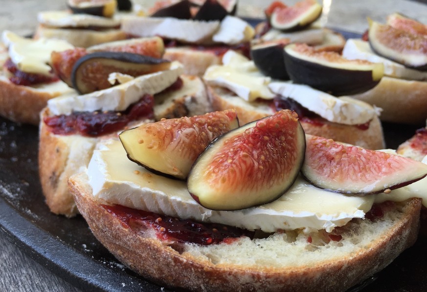 http://texasovenco.com/wp-content/uploads/2015/09/texas-oven-co-fig-brie-recipe-7957.jpg brie feigen crostini brot toast apero amuse bouche essen food käse