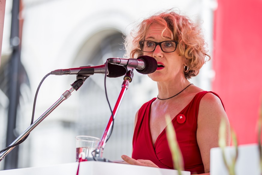 Die Stadtpraesidentin Zuerich Corine Mauch haelt die Festansprache vor dem Umzug an der Stadtzuercher Bundesfeier auf dem Buerkliplatz am Dienstag, 1. August 2017 in Zuerich. (KEYSTONE/Christian Merz)