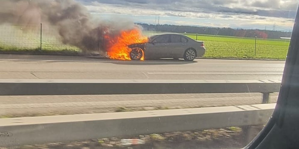 Am Montag ging mitten in der Dorfgasse in Horgen ein parkiertes Auto in Flammen auf. Die Feuerwehr konnte den Brand löschen.